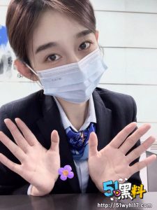 银行前台业务员露西西 上班时间勾引上司边闺蜜边在厕所私密互动