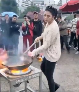 见过抡大锤的，没见过伦大锅的 🤯