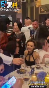 香港女神波霸叶子楣 出息宴会身材还是一样性感