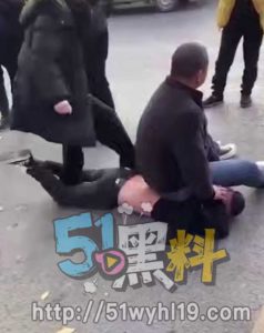 四川绵阳川渝少妇暴打抠门炮友！围观吃瓜群众当街笑翻