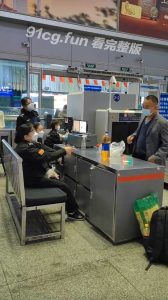 小哥带了瓶饮料 安检员到了一点在桌上试了下…