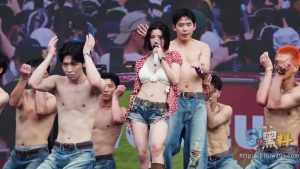 音乐节韩国女明星权恩菲热舞身材火爆全网 不亏是韩国财阀的眼光就是毒辣