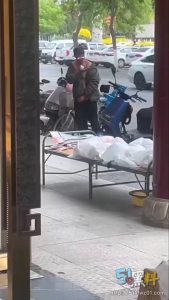 公共场精神病男子突发怪异事件 对着大街上的女人撸管