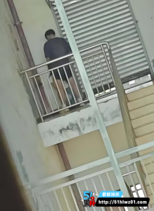 四川仁寿县第二高职中学，情侣楼梯间表演后入活春宫。