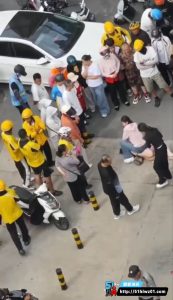 广东马路抓奸现场  原配当众撕小三场面失控