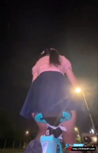 制服少女与男友深夜骑行  竟是肉棒与坐垫自慰的狂欢之路