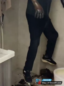 欠十多万网贷出租屋内 上吊烧炭自杀  内心太脆弱了  场面过于炸裂 胆小勿入