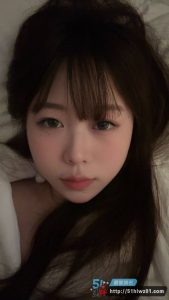 20岁的女友与男友在出租屋真实记录做爱细节 床上轻声细语的对话 女友直呼受不了