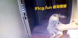 在宾馆走廊找刺激不小心把房门关了