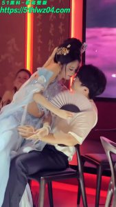 杭州醉舞轻谣国风烧鸟酒馆 小姐姐大尺度骚舞 直接真亲上了 瓜友们速度去体验吧！