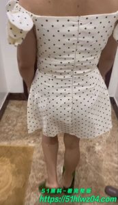 51原创只吃小丸子 偷看小姨洗澡 反被小姨诱惑 丁丁小内裤若隐若现骚穴！