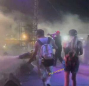 美国音乐节现场，说唱歌手定制“草之大炮”轰炸观众 #Chucky Chuck