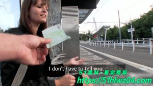 捷克街头搭讪系列 高中嫩妹被金钱迷惑 甘愿沦为大叔胯下的精盆玩物