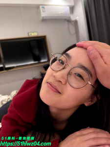 90后武汉小少妇欲求不满身穿黑丝约炮大学体育生被爆操