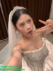 重庆反差婊杨娟被男友带着野外露出 婚纱服翻白眼 后入爆操嫩穴