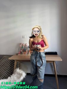 人间尤物堂姐深夜被我狂操 小穴淫水直流 直呼很爽 天微亮要我再次去操她