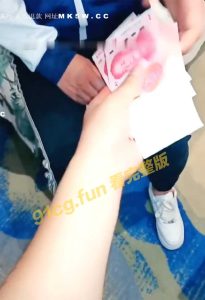 【真实破处】00后妹子要买4999的手机，老哥直接给了五千的一打现金，代价就事干破他的处女膜，把妹子弄疼哭了