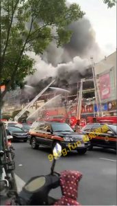 南京金盛百货失火浓烟滚滚