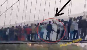 印度行人桥断裂 百人坠河