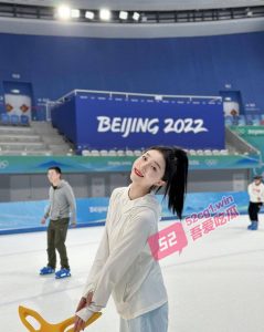 [ 今晚你妈不在家 ] 北京艺术学院骚母狗「舒婉」做过援交，勾引后爸 ，不为人知的一面被曝光。