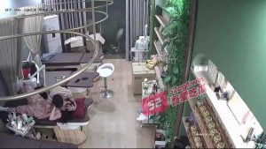 【 老板不会回来吧 】美容院监控被破解，女老板饥渴难耐，在按摩床上与男店员偷吃解渴。