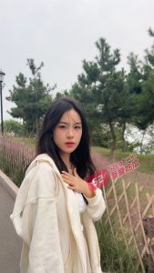 【 我是第一次开房呢 】 撩到好久才到手的清纯学妹，结果被娴熟口技给惊讶到了，你真的是第一次吗？