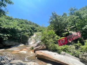 亲姐弟乱伦连续剧 – 和姐姐朋友们一起户外野炊，要走时把姐姐拉到山洞里连续射了两次。