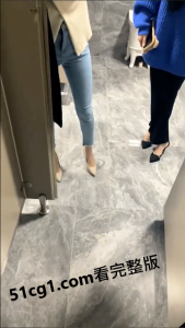 渣男深夜勾搭两个极品高挑御姐，带到附近的公共厕所就地正法