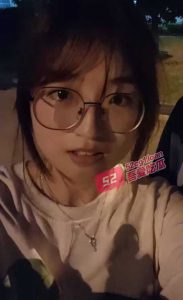 反差诱人眼镜妹–被学长偷录3P视频遭退学 多段视频曝光！