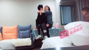 熟女探花 — 两个小伙第一炮就来个妩媚妖娆的风骚人妻，前后夹击轮番上场好劲爆。