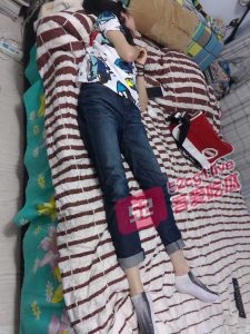 中学生吊炸天 —   用生涩的手法把女同学带回家迷奸，居然还是个处女。