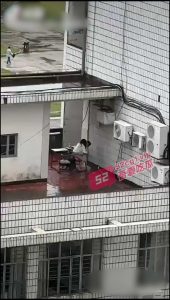 再爆校园大瓜–莆田学院学生情侣趁着午休北区天台做爱  女上位使劲摇！