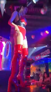 夜生活造起来 夜店女郎现场热舞 美臀摇啊摇 超性感刺激 全程合集一个小时尽情享受