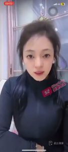 小姐姐可真经不得气 她容易上头 直播被质疑假胸 直接脱了衣服认证巨乳