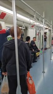 4月14日上海地铁 男子与大爷发生争执 秒变 地铁拳王 一套动作下来大爷根本不敢动！