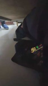 笑死人不偿命 江苏一女子叫道长去家里看风水  因老公不信这些突然回家 女子让道长钻进床底下