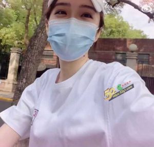 英雄联盟 官方中英双语主持人余霜 其实看得出来是比较骚的 跑步不带胸罩 奶头凸陷这不是赤裸的勾引