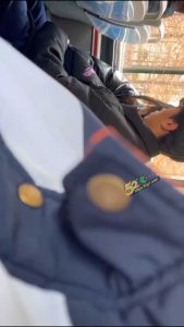近日山东潍坊公交车事件～学生情侣公交车上吃鸡口爆 现在的学生都这么大胆吗
