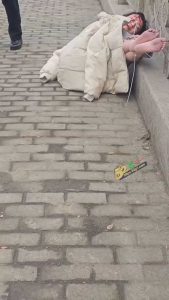 苏州工业园区女子被绑在桥上～手脚被绑下身赤裸 目前各平台已删除相关内容！