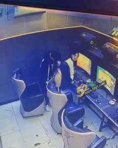 震惊 高中生小情侣 在网吧直接脱裤子后入  可惜经验不足 找了半天都没找对地方 女的都急眼了