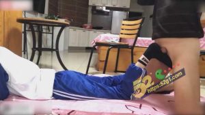 国内某中学女学生被恋足癖班主任威逼利诱 进行足交 最后踢裆对男老师进行报复