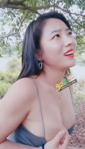 高颜值女主播穿包臀裙 户外勾引环卫工人 “我给你200块钱  你来干我好不好 ”   大爷还是没顶住诱惑