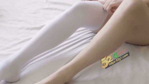 极品白丝双马尾萝莉该怎么开车呢，肯定是抓着马尾输出拉～这翘臀操起来是真爽啊