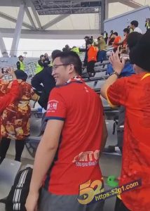 热瓜  中甲联赛大连主场0-1不敌广州 球员场上互殴  球迷观众席互殴  出动千余名警力