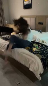 网传谭竹被勇士暴打视频曝光 据说在外网已经有200w悬赏谭竹狗头