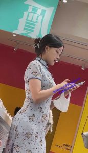 抄底偷拍女神 今年以来裙底偷拍质量最高的两个女神 可惜没真空