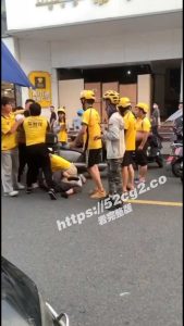 浙江嘉兴路段美团外卖和饿了么街头群殴 双方大军坐等其观随时参战 都不容易何必啊!