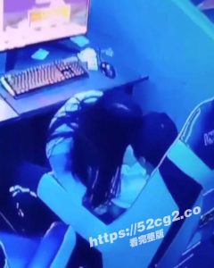 小情侣网吧当众开干！按耐不住的两个人角落疯狂蠕动，看的人直呼牛逼！