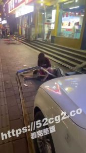 今日热瓜 许昌禹州建设路 纯爱战士因跟女朋友吵架 破窗跳楼 女朋友跪地痛哭