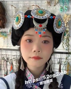 小小年纪就被调教成淫荡母狗，鸡巴刚插入淫穴就开始浪叫～